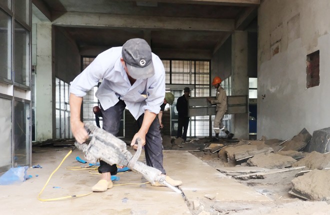 Công nhân cải tạo bệnh viện bỏ hoang ở Mê Linh thành bệnh viện dã chiến phục vụ công tác phòng chống Covid-19