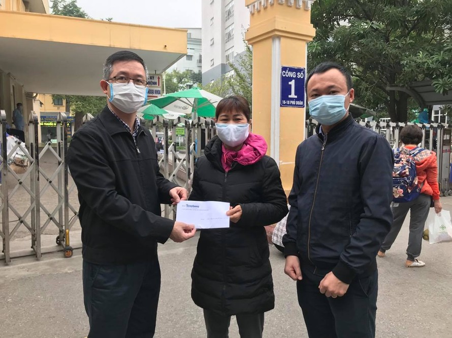 Đại diện báo Tiền Phong trao số tiền hỗ trợ cho mẹ tình nguyện viên Hoàng Văn Tuấn