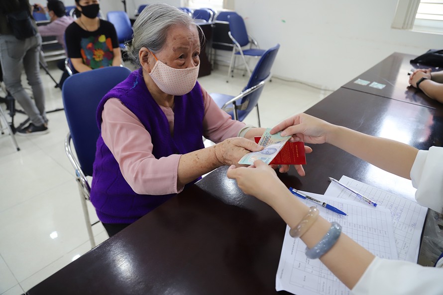Người dân nhận tiền hỗ trợ ảnh hưởng bởi COVID-19 ở phường Trần Hưng Đạo