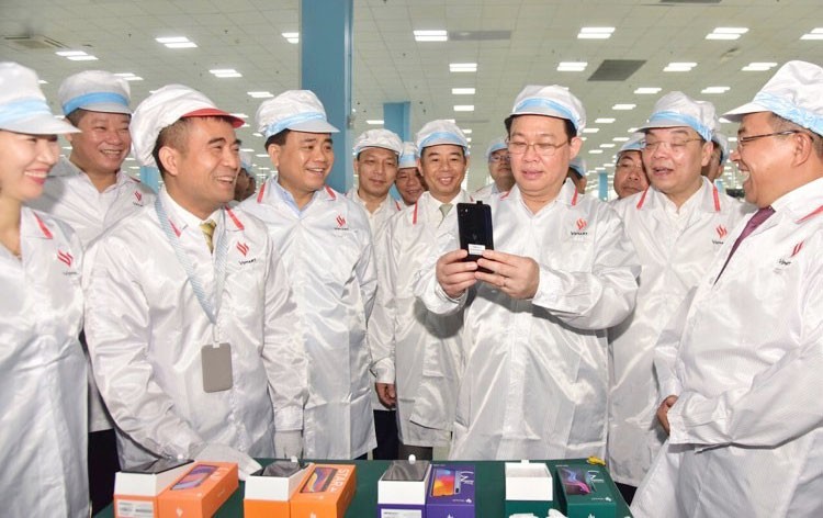 Bí thư Thành ủy Vương Đình Huệ cùng các đại biểu tham quan Nhà máy sản xuất thiết bị điện thông minh Vinsmart, tập đoàn VinGroup (Khu công nghệ cao Hòa Lạc). Ảnh: HNM