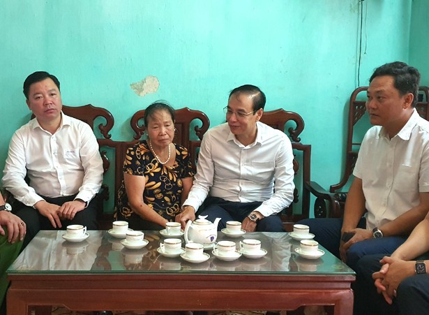 Phó Bí thư Thành ủy Hà Nội Đào Đức Toàn thăm hỏi bà Hoàng Thị Phúc, mẹ liệt sĩ Nguyễn Huy Thịnh