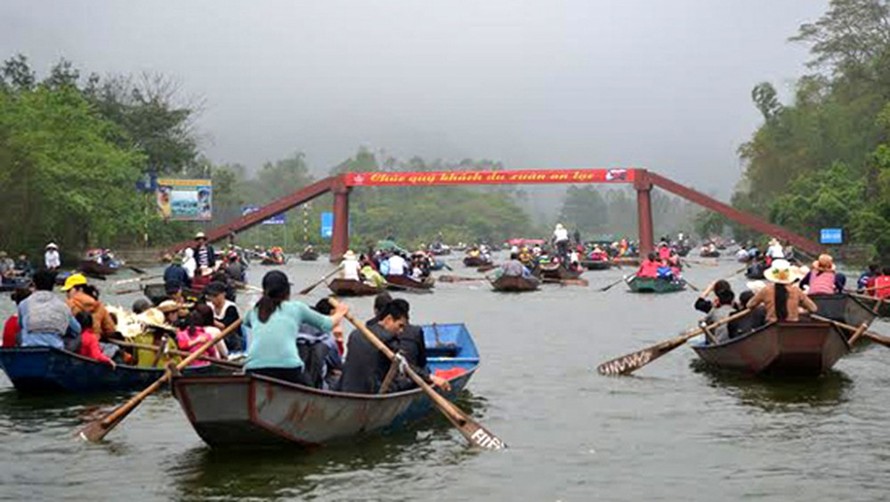 Du khách đi thuyền trên suối Yến tham quan chùa Hương mùa lễ hội