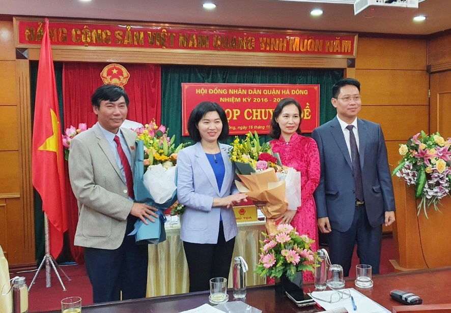 Bà Cấn Thị Việt Hà (thứ hai từ phải sang) được bầu làm Chủ tịch UBND quận Hà Đông