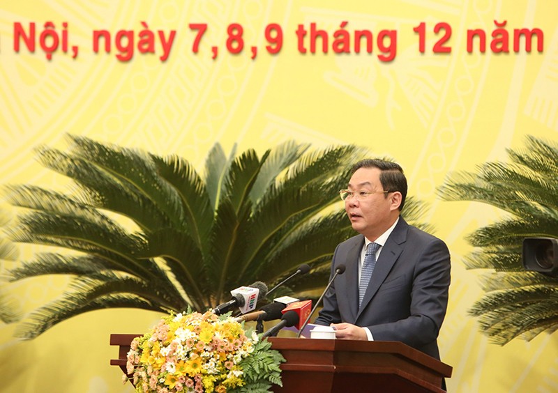 Phó Chủ tịch UBND thành phố Hà Nội Lê Hồng Sơn trình bày báo cáo tại Kỳ họp 