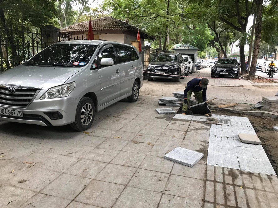 Ô tô vô tư đỗ trên vỉa hè đang được lát đá trên phố Huỳnh Thúc Kháng