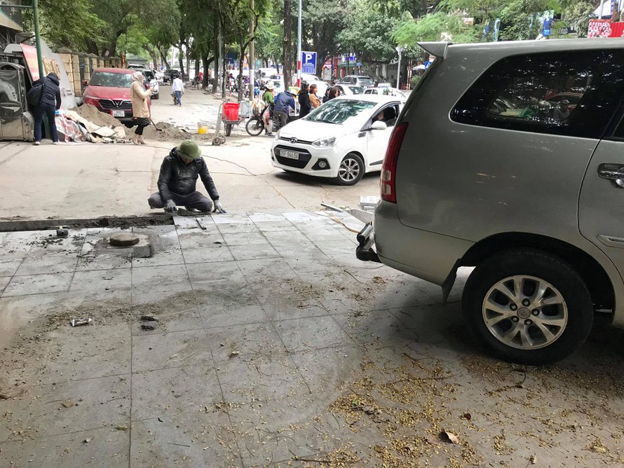 Xe ô tô đỗ trên vỉa hè phố Huỳnh Thúc Kháng đang được lát đá. Ảnh: Trường Phong