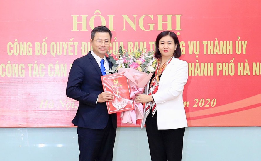 Phó Bí thư Thường trực Thành ủy Nguyễn Thị Tuyến trao quyết định của Ban Thường vụ Thành ủy và tặng hoa chúc mừng ông Nguyễn Phi Thường.