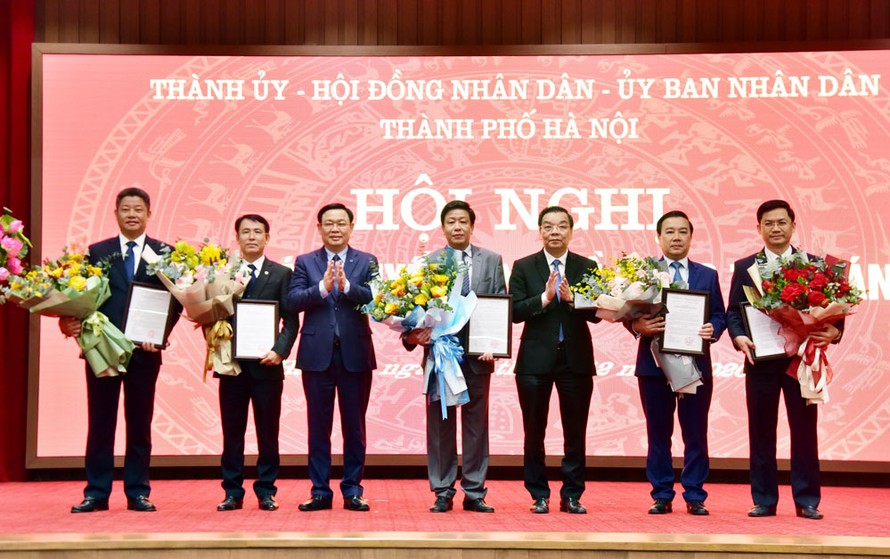 Bí thư Thành ủy Vương Đình Huệ và Chủ tịch UBND thành phố Chu Ngọc Anh trao quyết định và tặng hoa chúc mừng các tân Phó Chủ tịch UBND thành phố Hà Nội