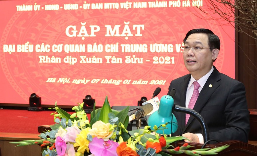 Bí thư Thành ủy Hà Nội Vương Đình Huệ phát biểu tại cuộc gặp mặt