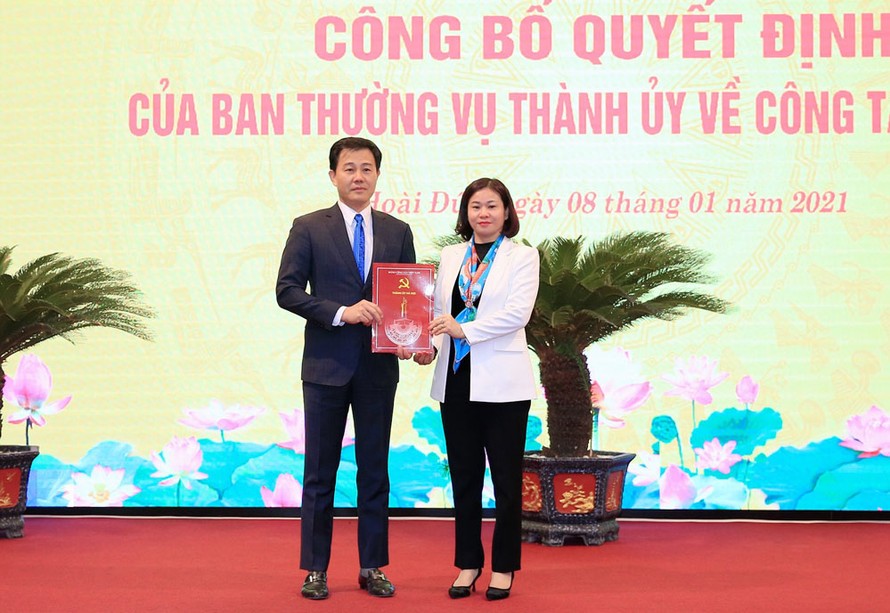Phó Bí thư Thường trực Thành ủy Hà Nội Nguyễn Thị Tuyến trao quyết định cho ông Nguyễn Xuân Đại