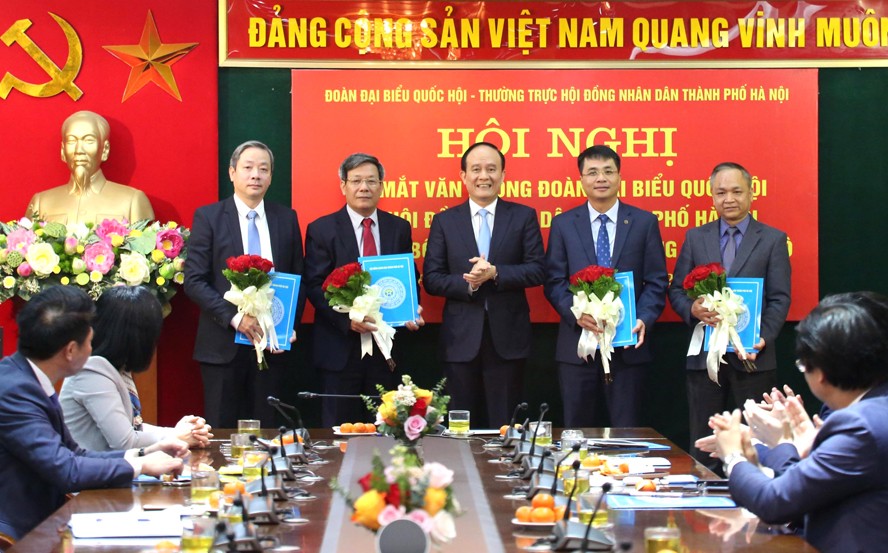 Phó Bí thư Thành ủy, Chủ tịch HĐND thành phố Hà Nội Nguyễn Ngọc Tuấn trao các quyết định bổ nhiệm Chánh Văn phòng và các Phó Chánh Văn phòng Đoàn đại biểu Quốc hội và HĐND thành phố