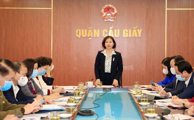 Phó Bí thư Thường trực Thành ủy Hà Nội Nguyễn Thị Tuyến chỉ đạo công tác phòng, chống dịch COVID-19 trên địa bàn quận Cầu Giấy