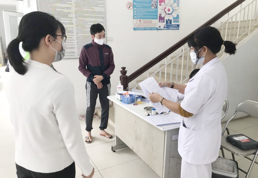 Người dân khai báo y tế tại phường Yên Sở, Hoàng Mai, Hà Nội. Ảnh: Trường Phong