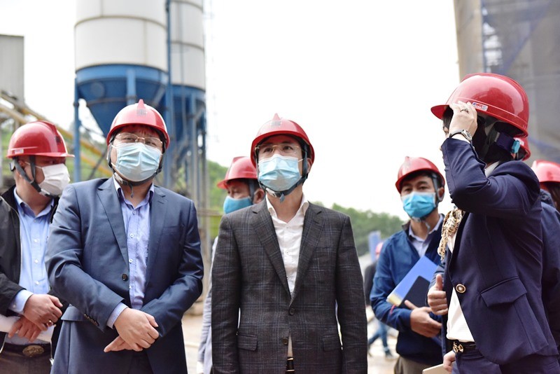 Phó Chủ tịch UBND thành phố Hà Nội Nguyễn Trọng Đông trao đổi với các đơn vị có liên quan tại công trường xây dựng Nhà máy đốt rác phát điện Thiên Ý