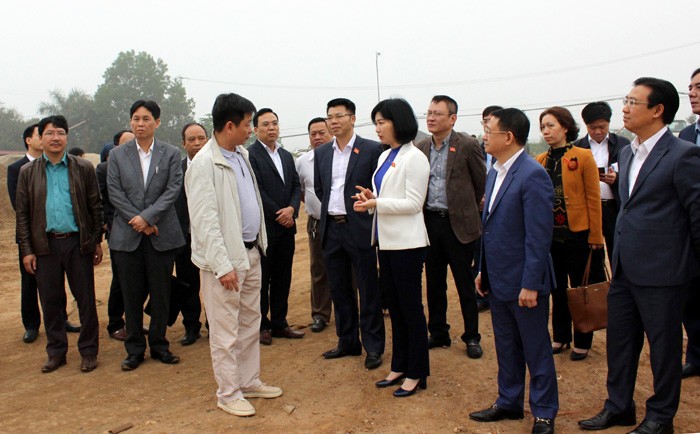 Phó Chủ tịch HĐND thành phố Hà Nội Phùng Thị Hồng Hà kiểm tra tại Dự án Xây dựng Khu nhà chung cư cao tầng & nhà ở cán bộ công nhân các KCN tại xã Tiền Phong, Mê Linh. Ảnh: PV 