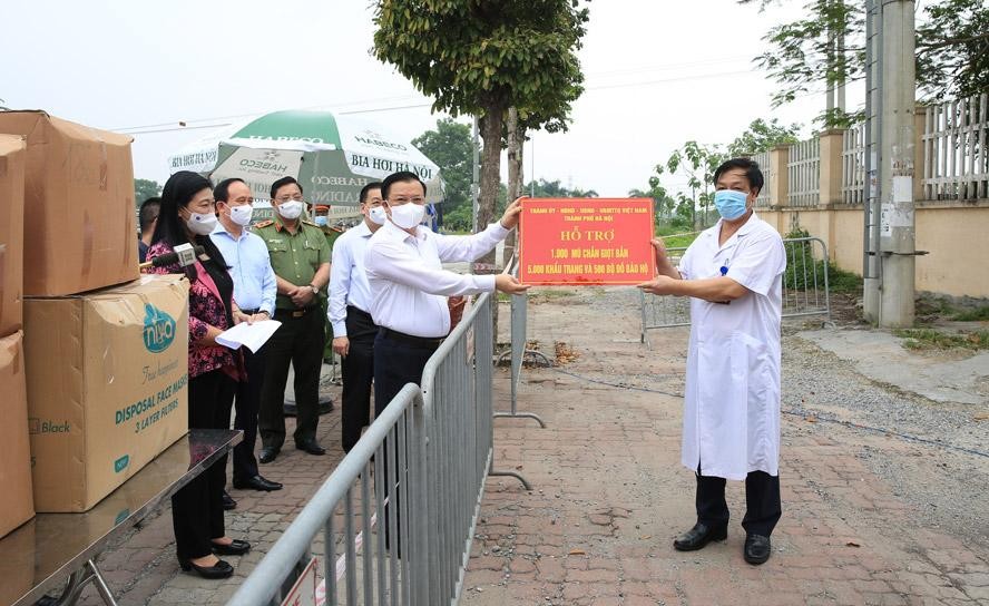 Bí thư Thành ủy Hà Nội Đinh Tiến Dũng trao quà hỗ trợ của thành phố Hà Nội cho các y, bác sĩ đang thực hiện nhiệm vụ tại Bệnh viện Bệnh nhiệt đới trung ương, cơ sở Kim Chung (huyện Đông Anh). 