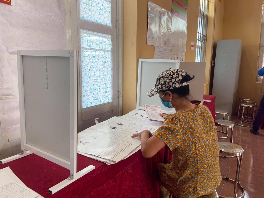 Người dân thực hiện quyền bầu cử tại xã Đồng Tâm. Ảnh: N.T