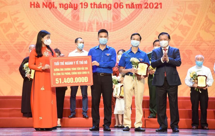 Bí thư Thành uỷ Hà Nội Đinh Tiến Dũng và Chủ tịch Uỷ ban MTTQ Việt Nam thành phố Hà Nội Nguyễn Lan Hương tiếp nhận ủng hộ tại chương trình