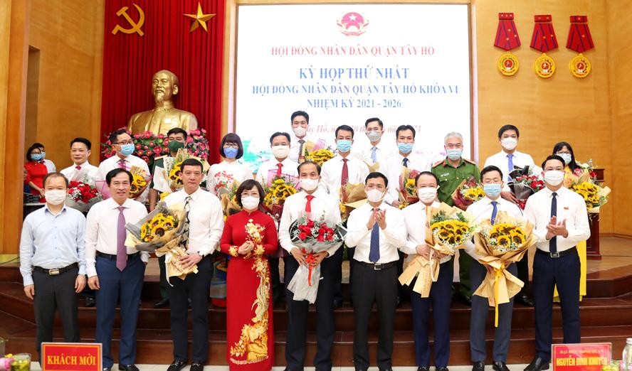 Phó Chủ tịch HĐND thành phố Hà Nội Phạm Quý Tiên và các lãnh đạo HĐND, UBND quận Tây Hồ