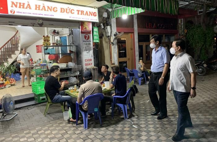 Phó Chủ tịch UBND thành phố Hà Nội Chử Xuân Dũng kiểm tra đột xuất các cơ sở kinh doanh dịch vụ ăn uống trên địa bàn thành phố tối 5/7