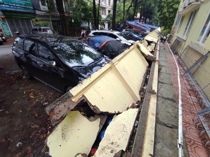 Tường gạch đổ, đè bẹp đầu nhiều ô tô ở Hà Nội