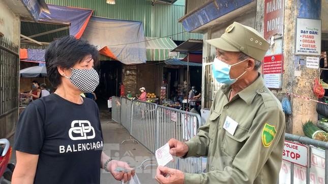 Mô hình phát phiếu đi chợ tại phường Nhật Tân, quận Tây Hồ. Ảnh: Đỗ Lan