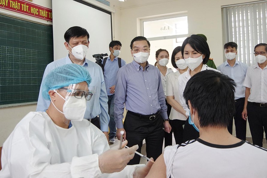 Bộ trưởng Bộ Y tế Nguyễn Thanh Long, Chủ tịch UBND thành phố Hà Nội Chu Ngọc Anh kiểm tra công tác tiêm chủng phòng chống COVID-19. Ảnh: PV