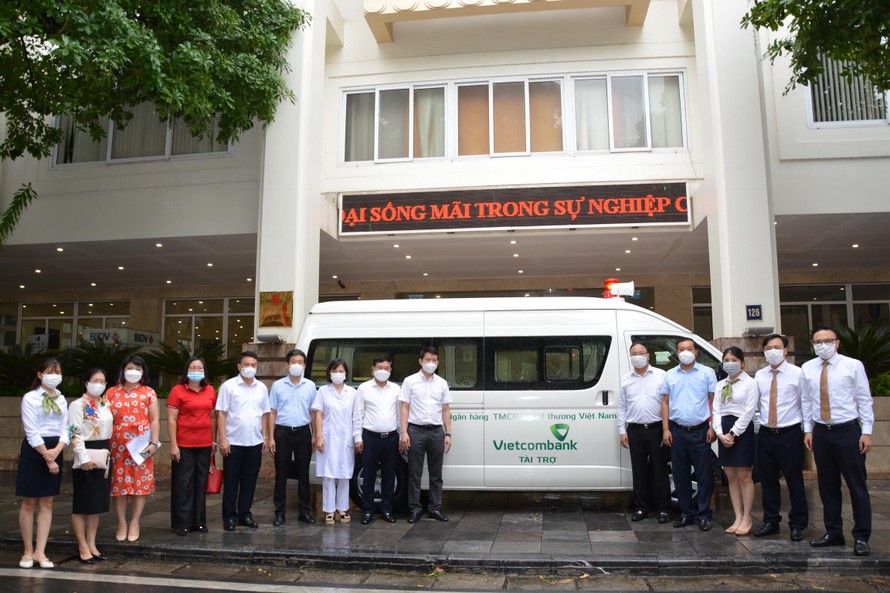 Quận Hoàn Kiếm tiếp nhận xe cứu thương 1,6 tỷ đồng để phòng dịch COVID