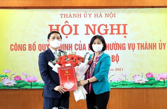 Phó Bí thư Thường trực Thành uỷ Hà Nội Nguyễn Thị Tuyến trao Quyết định cho ông Nguyễn Thanh Liêm