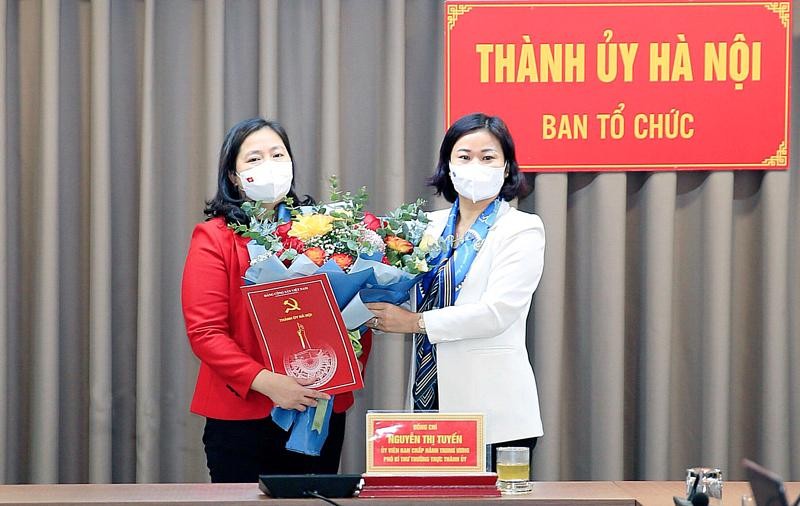 Phó Bí thư Thường trực Thành ủy Hà Nội Nguyễn Thị Tuyến trao Quyết định cho bà Triệu Thị Ngọc
