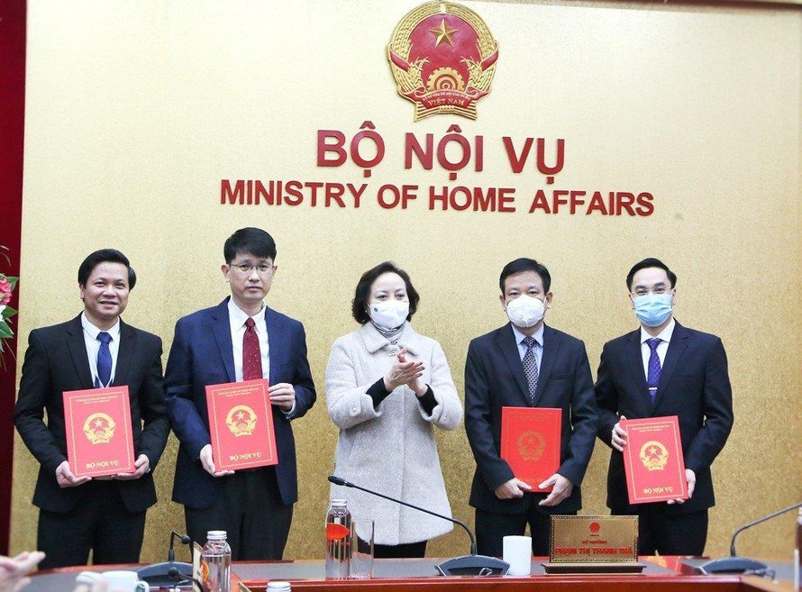 Bộ trưởng Bộ Nội vụ Phạm Thị Thanh Trà trao các quyết định bổ nhiệm cán bộ
