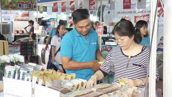 Người tiêu dùng mua hàng tại hội chợ 