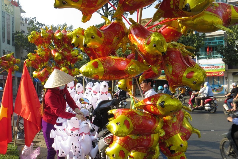 Những chú chó bằng bong bóng đem lại màu sắc tươi vui cho Sài Gòn trước thời khắc đón năm mới