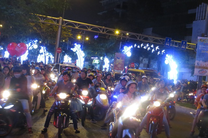 Nhiều tuyến đường ở Sài Gòn ùn tắc cục bộ do lượng người đổ ra đường ngày càng đông