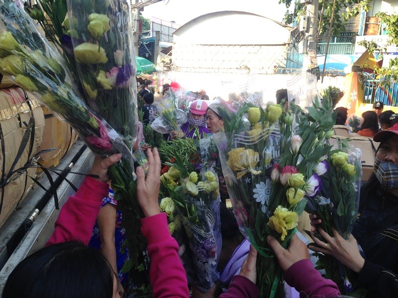 Hàng ngàn người chen chân mua hoa tươi ở chợ Hồ Thị Kỷ(Q.10)