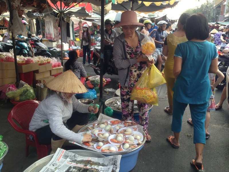 Người Sài Gòn nhộn nhịp mua đồ cúng Thần tài