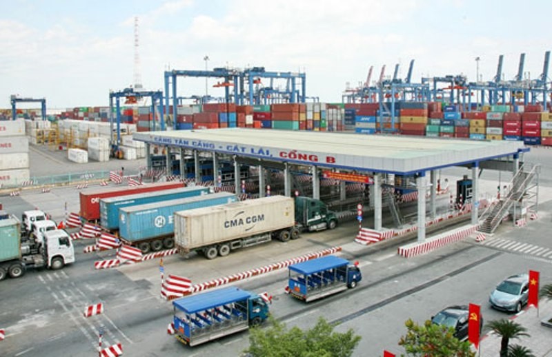 Vận chuyển hàng hóa ở cảng Cát Lái