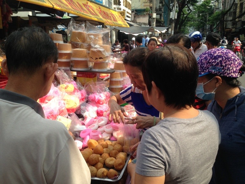 Người Sài Gòn tấp nập mua bánh cúng tiết Thanh Minh