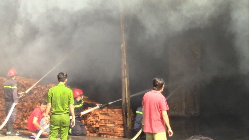 'Bà hỏa' thiêu rụi xưởng gỗ nằm trong khu dân cư
