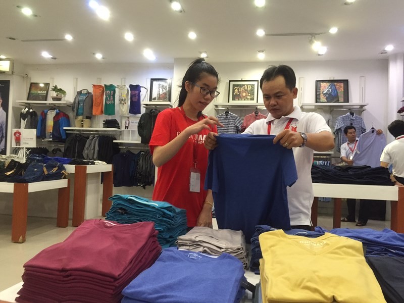 Người Sài Gòn mua hàng ở phố thời trang "không nói thách"