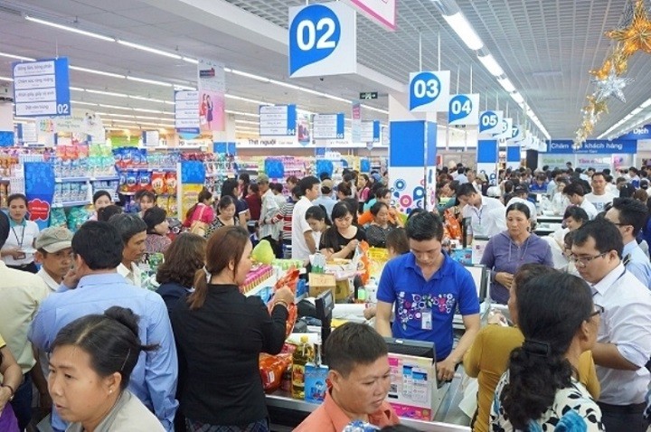Tại nhiều siêu thị ở TPHCM, người dân chen chúc mua sắm thực phẩm dịp lễ