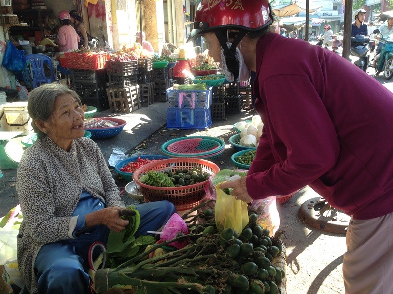Chợ trầu cau ở Sài Gòn mở hàng bất kể nắng mưa, lễ tết