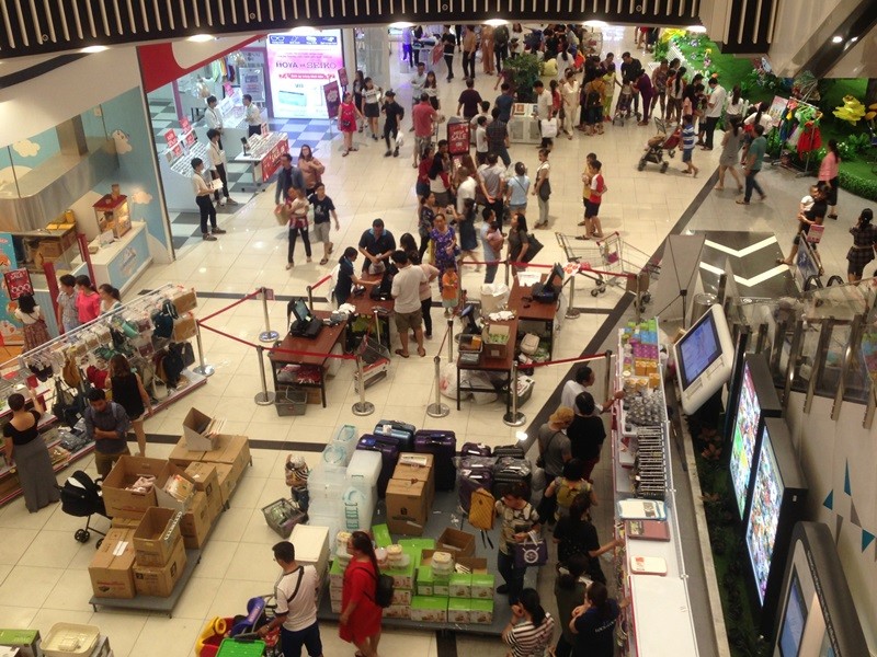 Các trung tâm thương mại lớn tại TPHCM đều chệt kín người dịp nghỉ lễ 30/4