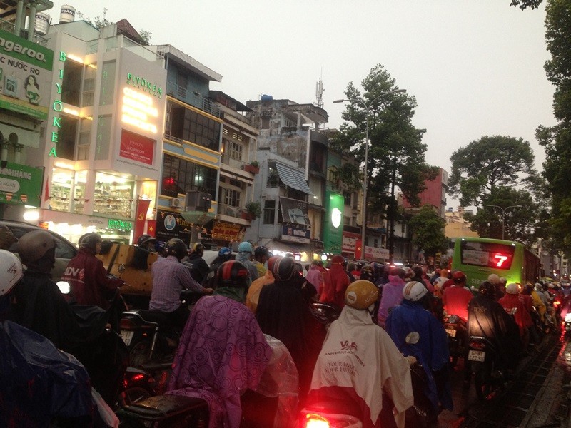 Nhiều tuyến đường ở Sài Gòn kẹt xe kéo dài saiu cơn mưa lớn chiều ngày 8/5