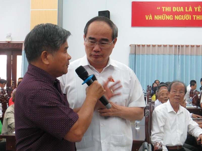 Bí thư TPHCM Nguyễn Thiện Nhân xuống tận nơi để chia sẻ với người dân bức xúc về dự án Sing Việt
