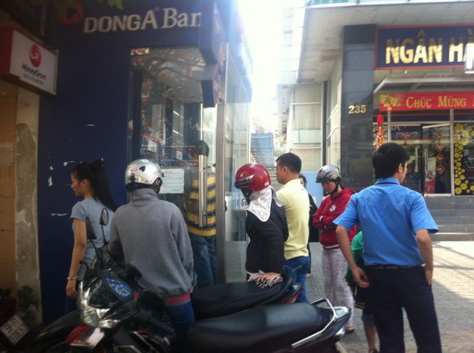 Khách hàng giao dịch tại một điểm ATM của DongA bank