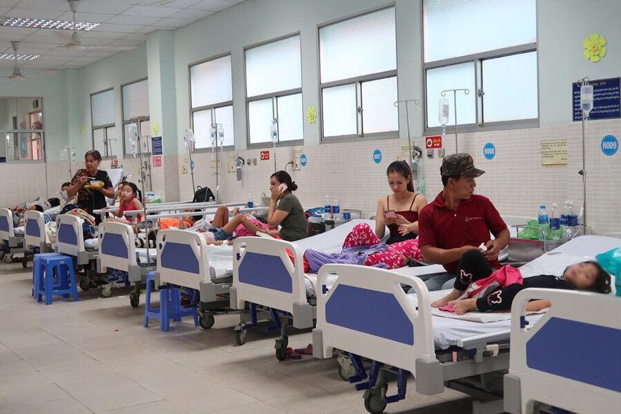 Bệnh nhi nằm điều trị tại bệnh viện quận Tân Phú