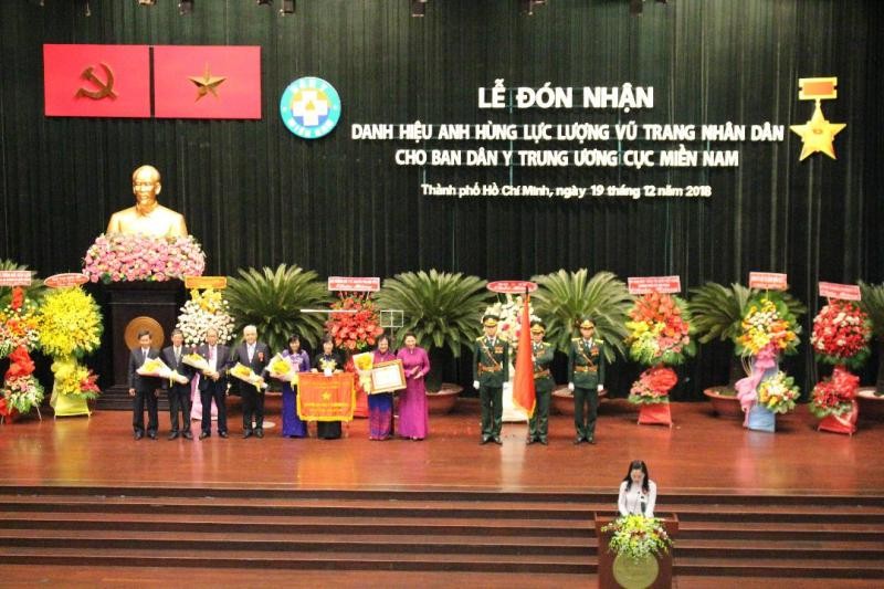 Chủ tịch Quốc hội Nguyễn Thị Kim Ngân trao danh hiệu Anh hùng lực lượng vũ trang nhân dân cho Ban Dân Y Trung ương cục miền Nam