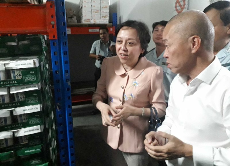 Bà Phạm Khánh Phong Lan kiểm tra kho lạnh của công ty Tốt Lành