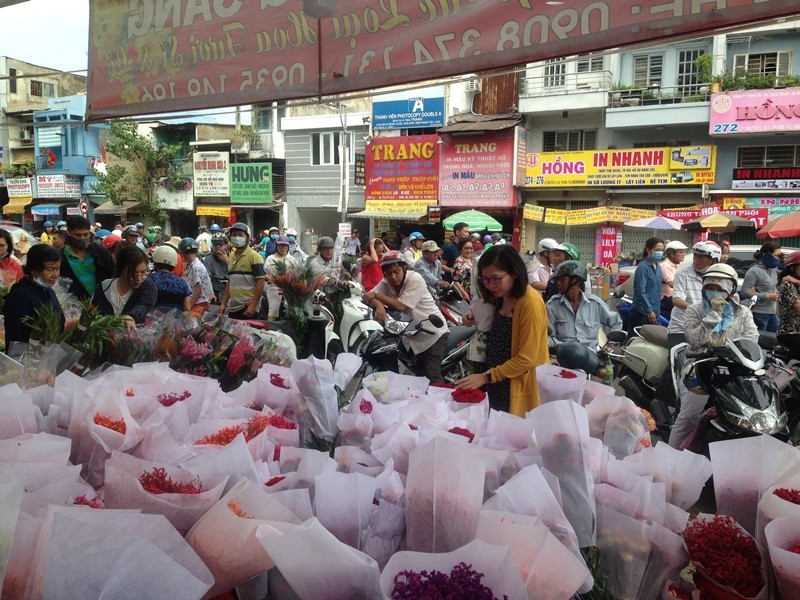 Người mua hoa ken cứng các ngả vào chợ hoa lớn nhất Sài Gòn